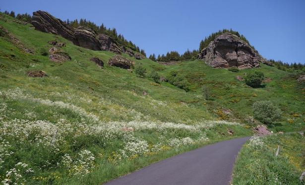 Des dépôts phréatomagmatiques affleurent au sommet du cirque des Boutières, en Ardèche.
