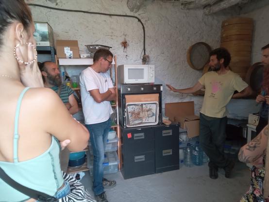 Imagen de la visita donde Daniel Calatayud enseña a los asistentes el Seed Lab.