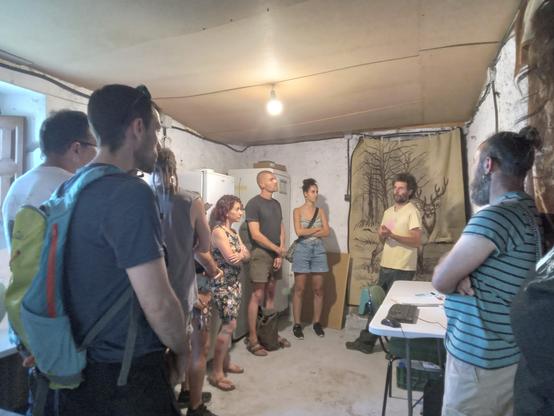 Imagen de la visita donde Daniel Calatayud enseña a los asistentes el Seed Lab.
