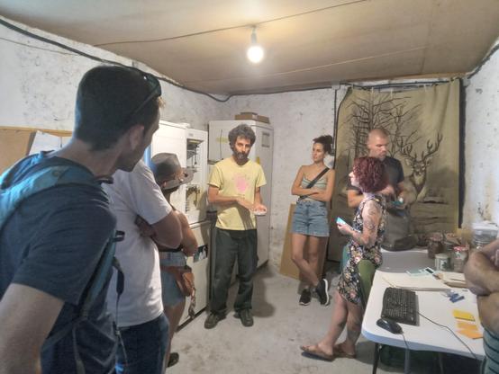 Imagen de la visita donde Daniel Calatayud enseña a los asistentes el Seed Lab.