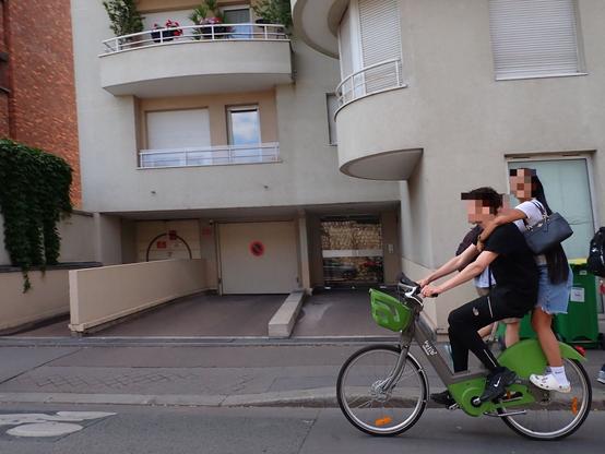 À deux sur un Vélib', la passagère debout sur le moyeu arrière