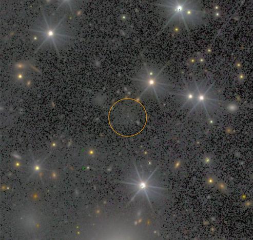 Blick ins Universum, oranger Kreis markiert die Stelle, an der die dunkle Galaxie entdeckt wurde.