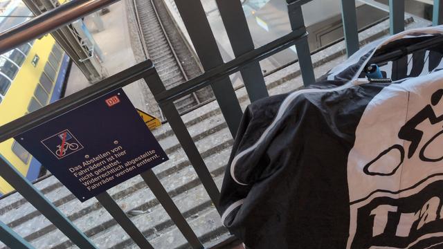 Schild am Hamburger Hbf, das das Abstellen von Fahrrädern verbietet. Mein Fahrrad parkt zerlegt in einer Transporttasche davor.