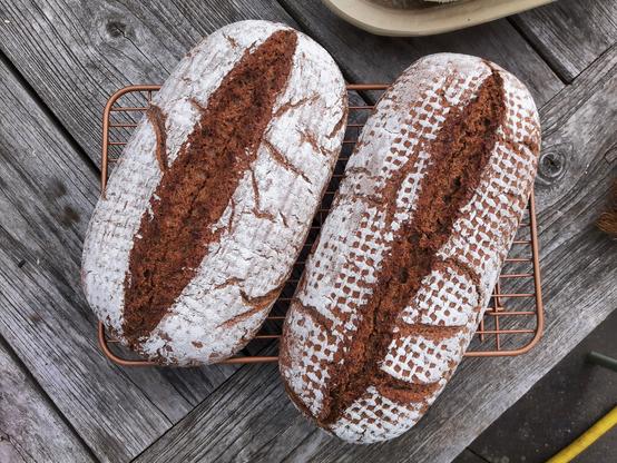 Zwei Laibe Brot, beide freigeschoben.