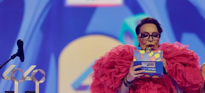 Benita sobre el escenario de LOS40 Music Awards Santander 2024 junto a Belén Esteban. / LOS40 / jparis