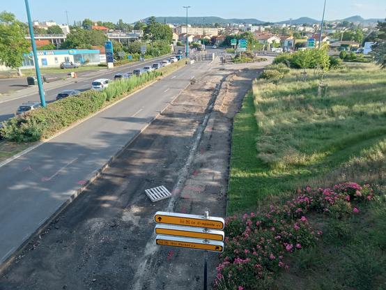 Photo du Nord du Boulevard Jean-Moulin vu depuis l'autopont.
Pour la premiere fois depuis les années 1970, des travaux sont en cours pour tenter d'y permettre une vie non motorisée.