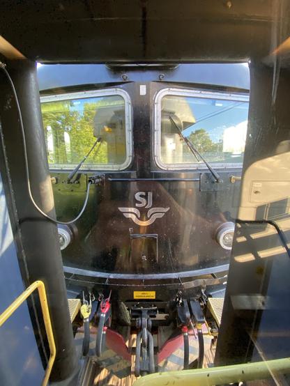 A photo out of the first door of the EuroNight 345 I am on, looking at the SJ branded locomotive and everything connecting it to the rest of the train.