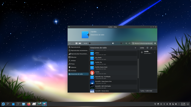 Escritorio de Fedora 42 KDE, con el reproductor de música Elisa abierto y con la radio r/a/dio puesta. Fondo de escritorio con un cielo estrellado.