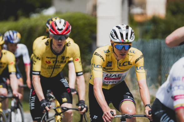 Le maillot jaune et champion du monde Tadej Pogacar (UAE Team Emirates-XRG) devant le Danois Jonas Vingegaard (Team Visma-Lease a Bike) sur la 7e étape du Critérium du Dauphiné, le 14 juin 2025. - Photo : ASO/Tony Esnault