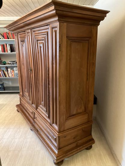Zürcher Wellenschrank von vorne rechts