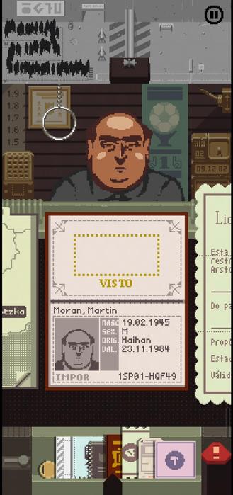 Captura de tela do jogo Papers, Please. No centro, aparece um personagem careca e de rosto arredondado, visto de frente no guichê de imigração. Abaixo dele está um passaporte do país fictício Impor, pertencente a "Moran, Martin", com data de nascimento 19/02/1945 e validade do visto até 23/11/1984 — já vencido, segundo a data visível no canto direito (09/12/1982). Ao fundo, no topo da imagem, há uma fila de pessoas esperando, vista em tons de cinza. No canto inferior direito, parte do carimbo e ferramentas do oficial de imigração são visíveis.