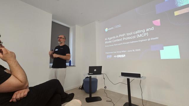 Foto dalla prima fila di Enrico Zimuel con la sua slide di apertura, col titolo del suo talk: "AI agents in PHP: tool calling and Model Context Protocol (MCP)"
