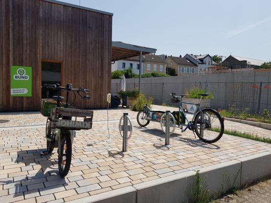 Lastenrad, richtigherum beim BUND Stadtnaturzentrum eingeparkt.