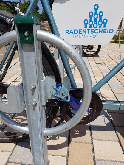 Lastenradpedal im Pedalhaken eingehaengt.