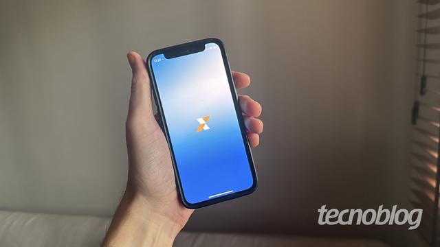 <figure class="wp-block-image size-large wp-lightbox-container"><img alt="App da Caixa no iPhone" class="wp-image-833913" height="596" src="https://files.tecnoblog.net/wp-content/uploads/2025/06/caixa-aplicativo-1060x596.jpeg" width="1060" /><button class="lightbox-trigger" type="button">
			<svg fill="none" height="12" viewBox="0 0 12 12" width="12" xmlns="http://www.w3.org/2000/svg">
				<path d="M2 0a2 2 0 0 0-2 2v2h1.5V2a.5.5 0 0 1 .5-.5h2V0H2Zm2 10.5H2a.5.5 0 0 1-.5-.5V8H0v2a2 2 0 0 0 2 2h2v-1.5ZM8 12v-1.5h2a.5.5 0 0 0 .5-.5V8H12v2a2 2 0 0 1-2 2H8Zm2-12a2 2 0 0 1 2 2v2h-1.5V2a.5.5 0 0 0-.5-.5H8V0h2Z" fill="#fff">
			</svg>
		</button><figcaption class="wp-element-caption">Clientes da Caixa reclamam de falha no Pix que faz dinheiro sumir (imagem: Emerson Alecrim/Tecnoblog)</figcaption></figure>


<details class="tb-resumo tb-callout padrao">
    Resumo
    <div class="tb-resumo-topicos tb-callout-texto"><ul>
<li>Clientes da Caixa Econômica Federal relataram falhas em transações Pix que não foram concluídas nem estornadas.</li>
<li>As queixas começaram no domingo (15/06) e se intensificaram nesta segunda (16/06).</li>
<li>Ao <strong>Tecnoblog</strong>, a Caixa reconheceu a instabilidade, afirmou que os serviços foram normalizados e que as pendências serão regularizadas.</li>
</ul>
</div>
</details>


<p>Clientes da Caixa Econômica Federal têm relatado, nas redes sociais, dificuldades para usar os serviços de Pix do banco nesta segunda-feira (16/06). As queixas envolvem pri