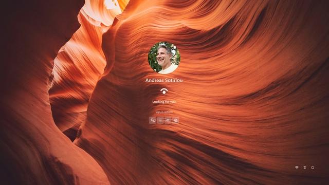 <figure class="wp-block-image size-large wp-lightbox-container"><img alt="Reconhecimento facial via Windows Hello" class="wp-image-833874" height="597" src="https://files.tecnoblog.net/wp-content/uploads/2025/06/windows-hello-capa-1060x597.jpg" width="1060" /><button class="lightbox-trigger" type="button">
			<svg fill="none" height="12" viewBox="0 0 12 12" width="12" xmlns="http://www.w3.org/2000/svg">
				<path d="M2 0a2 2 0 0 0-2 2v2h1.5V2a.5.5 0 0 1 .5-.5h2V0H2Zm2 10.5H2a.5.5 0 0 1-.5-.5V8H0v2a2 2 0 0 0 2 2h2v-1.5ZM8 12v-1.5h2a.5.5 0 0 0 .5-.5V8H12v2a2 2 0 0 1-2 2H8Zm2-12a2 2 0 0 1 2 2v2h-1.5V2a.5.5 0 0 0-.5-.5H8V0h2Z" fill="#fff">
			</svg>
		</button><figcaption class="wp-element-caption">Windows Hello permite que você faça login no dispositivo com reconhecimento facial (imagem: reprodução/Microsoft)</figcaption></figure>


<details class="tb-resumo tb-callout padrao">
    Resumo
    <div class="tb-resumo-topicos tb-callout-texto"><ul>
<li>O Windows Hello passou por uma atualização e agora não permite mais o reconhecimento facial em ambientes escuros.</li>
<li>Não é um bug: a Microsoft afirma que a mudança é intencional e serve para aprimorar a segurança do sistema.</li>
<li>Alguns usuários descobriram que desativar a webcam pode permitir o uso somente de sensores de infravermelho, o que funcionaria no escuro, mas isso pode limitar outras funções da câmera.</li>
</ul>
</div>
</details>


<p>Atualizações de software servem para corrigir falhas, melhorar ou acrescentar fu