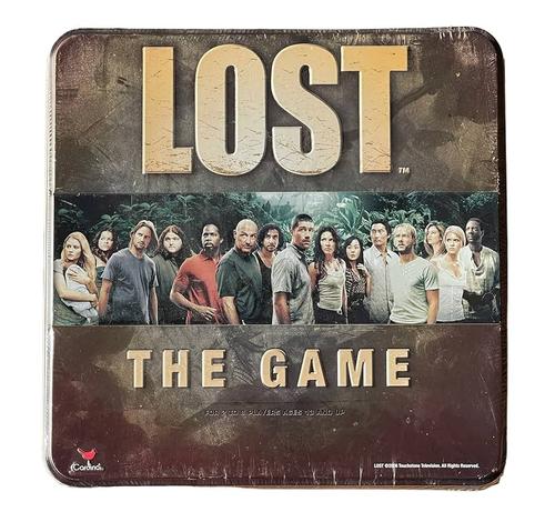 Das Bild zeigt das Cover eines Spiels namens "Lost: The Game". Es ist ein quadratisches, metallfarbenes Spielcover mit abgenutzten Rändern, was ihm ein abgenutztes, altes Aussehen verleiht. Oben steht in großen, goldfarbenen Buchstaben "LOST", gefolgt von "THE GAME" in der Mitte. Unterhalb des Titels ist ein Bild der Hauptcharaktere aus der Fernsehserie "Lost" zu sehen, die in einer tropischen Umgebung stehen. Die Charaktere sind in verschiedenen Kleidungsstilen und Farben dargestellt, was ihre individuellen Persönlichkeiten widerspiegelt. Am unteren Rand des Covers steht "FOR 2 TO 8 PLAYERS AGES 13 AND UP" und das Logo des Spielherstellers "Cardamini".

Bereitgestellt von @altbot, privat und lokal generiert mit Ovis2-8B