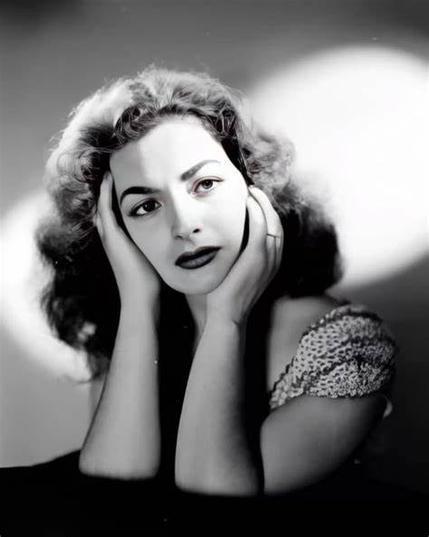 Retrato en blanco y negro de Elsa Aguirre, apoyando su cabeza en las manos con una expresión pensativa.