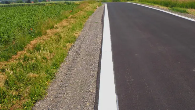Treckerspuren auf dem Seitenstreifen
