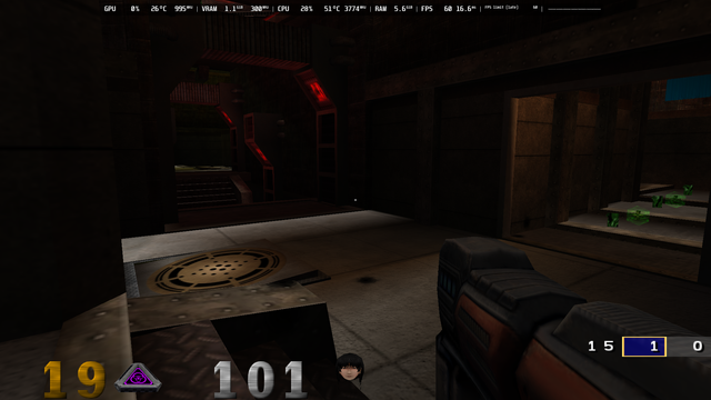 La imagen muestra una captura de pantalla del videojuego Open Arena, un juego de disparos en primera persona. Se ve un entorno oscuro y futurista con pasillos metálicos. La interfaz muestra información del jugador (salud, munición) y datos de rendimiento del sistema (GPU, CPU, FPS). El juego es una alternativa de código abierto inspirada en Quake III Arena.