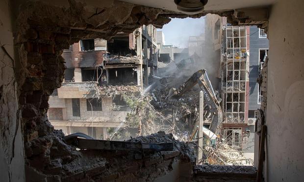 Vista desde una sala de estar de un edificio residencial destruido en un ataque israelí, el 13 de junio de 2025 en Teherán. (Majid Saeedi / Getty Images)