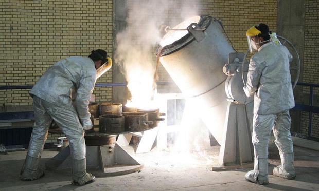 Técnicos trabajan en una planta de procesamiento de uranio en Isfahán, a 340 kilómetros al sur de Teherán, el 30 de marzo de 2005. (Getty Images)