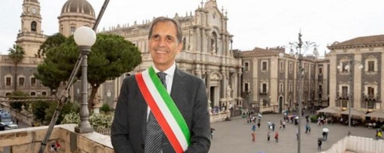 il sindaco Trantino con il duomo e parte della piazza sullo sfondo