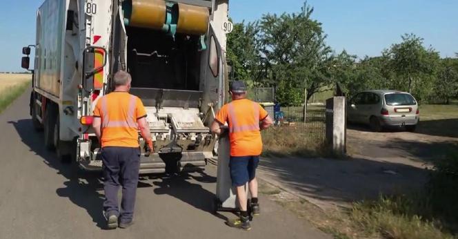 Ils assurent comme tous les jours la collecte des ordures, mais, dans la matinée du lundi 16 juin, certains éboueurs bravent un interdit(Nouvelle fenêtre)