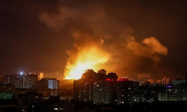 La explosión de un dron ilumina el cielo durante un ataque con drones rusos en Kiev, el 17 de junio de 2025. (Gleb Garanich / REUTERS)