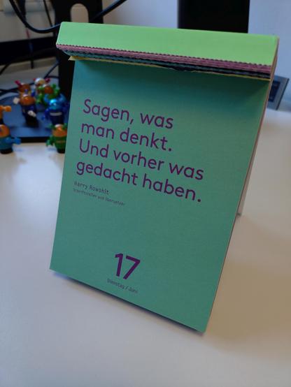 Foto eines Abreißkalenders mit dem Zitat "Sagen, was man denkt. Und vorher was gedacht haben." von Harry Rowohlt, Schriftsteller und Übersetzer
