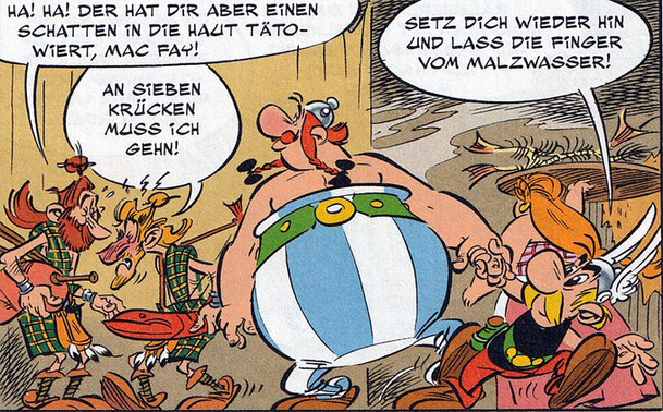 Ein Barde der Pikten hat sich mit Obelix geschlagen und wird von einem Kollegen angesprochen. Daneben zieht Asterix Obelix vom Ort des Geschehens weg.