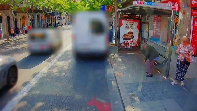 Una furgoneta ocupa un carril bus davant d'una parada (3Cat)