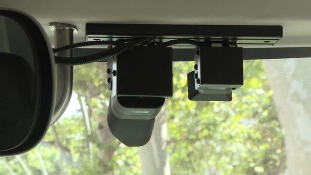 Les càmeres s'instal·len a la part davantera de l'autobús (3Cat)