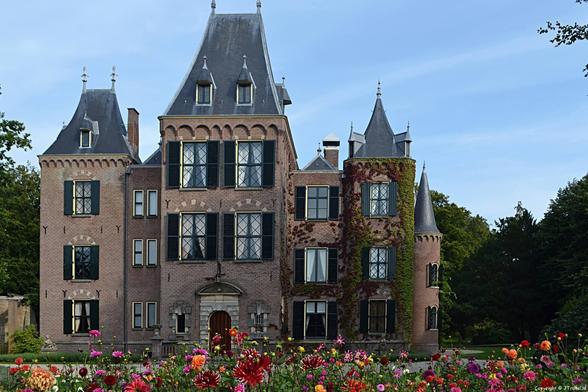 Bij Kasteel Keukenhof in Lisse is van alles te doen, er is een kinderboerderij, je kunt op bepaalde dagen het kasteel bezoeken tijdens een rondleiding, een museum (LAM Lisser Art Museum ) bezoeken of een mooie wandeling maken, zoals een kabouterwandeling of een kunstroutewandeling. Meer over Kasteel Keukenhof lees je op mijn website. π
https://jtravel.nl/nederland/bollenstreek/kasteel-keukenhof/
#kasteelkeukenhof #lisse
