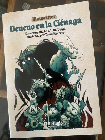 Portada de Veneno en la ciénaga. La ilustración de Tania Herrero muestra abajo à tres pequeños ratones aventureros acechados por varias ratas de aspecto agresivo, una gata sin pelo con cara de mala que sostiene un bote de veneno y al fondo de todo una misteriosa silueta de un ave rapaz.