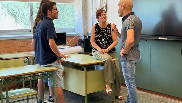 Alumnes i professorat de l'Institut Anton Busquets i Punset, de Sant Hilari Sacalm, celebren la creació de les Beques Terris per a l'excel·lència en llengua catalana (3Cat)