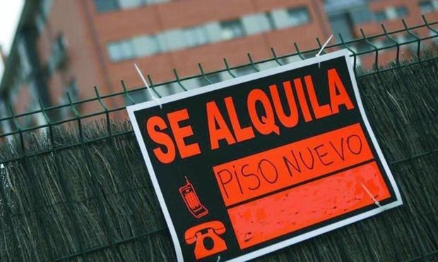 Un cartel de 'se alquila' en una vivienda. (EFE)