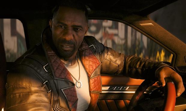 Reed (Idris Elba) al volante de un coche, nos mira inquisitivo.
