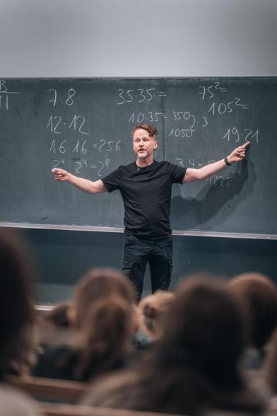 Christian im Hörsaal vor Studis