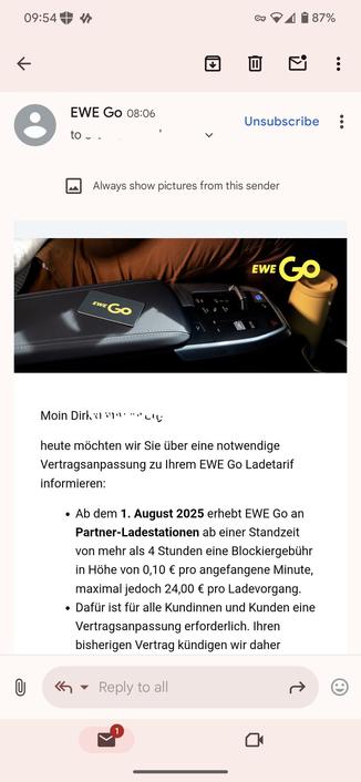Das Bild zeigt eine E-Mail von "EWE Go" an eine Person namens Dirk. Die E-Mail wurde um 08:06 Uhr erhalten und enthält ein Bild eines EWE Go-Ladegeräts auf einem Auto-Centerkonsole. Das Bild zeigt ein schwarzes Ladegerät mit dem gelben Logo "EWE Go" und einen gelben Thermosbecher neben dem Gerät. Der Text der E-Mail informiert Dirk über eine Vertragsanpassung zum EWE Go-Ladetarif. Ab dem 1. August 2025 wird EWE Go an Partner-Ladestationen eine Blockiergebühr von 0,10 Euro pro angefangene Minute von mehr als 4 Stunden erheben, maximal jedoch 24,00 Euro pro Ladevorgang. Für alle Kunden ist eine Vertragsanpassung erforderlich, und der bisherige Vertrag wird kündigt.