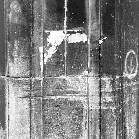Fourth shot in the series, with only a scrap of paper at the top l, on the right side someone has drawn a downwards pointing arrow with a circle around it
