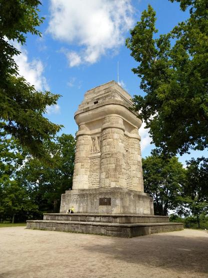 Farbfotografie des Bismarckturms auf dem Gähkopf in Stuttgart.