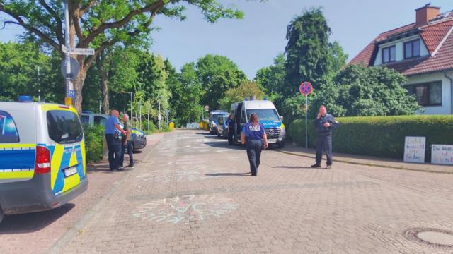 Vier Polizeiwagen stehen etwas Abseits in der Straße in der dwr Veranstaltungsraum der AFD ist.