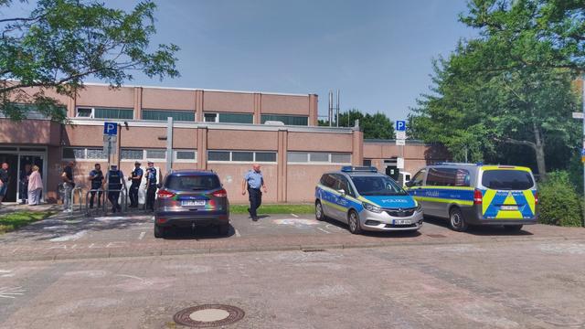 Polizei direkt neben dem Eingang zur Breitwiesenhalle in Bad Vilbel Gronau.
