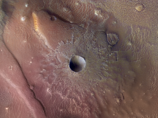 Essi assomigliano a dei flatiron, come nel sud-ovest americano. Questi elementi presentano strati di tonalità chiare e scure. HiRISE potrebbe essere in grado di scoprire il motivo della differenza di tonalità; potrebbe essere dovuta semplicemente a una differenza di rugosità.
