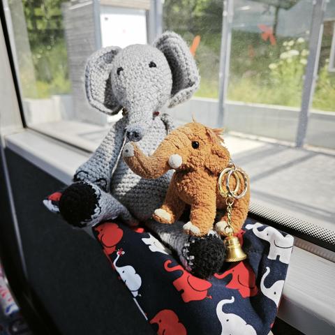 Häkel Elefant Bridget und Manni auf dem Griff am Busfenster mit Kagubes Lenkatasche