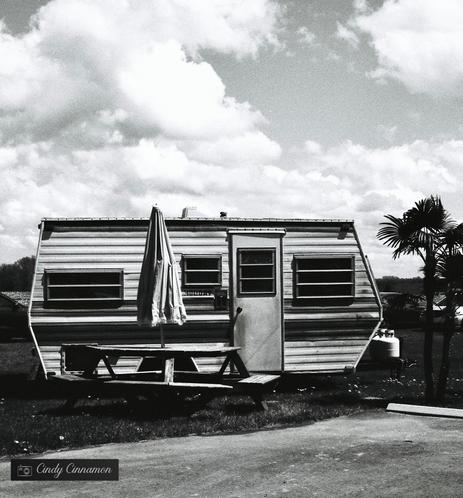 Roulotte de Camping en noir et blanc. Photographie par Cindy Cinnamon