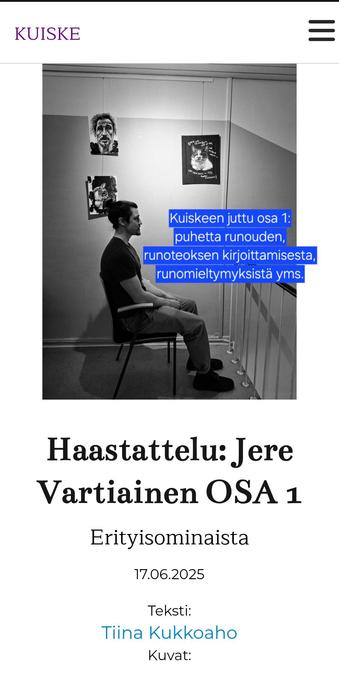 Runoilija istuu kuvassa maalausten edessä. Kuvakaappaus Kuiske.fin haastattelusta