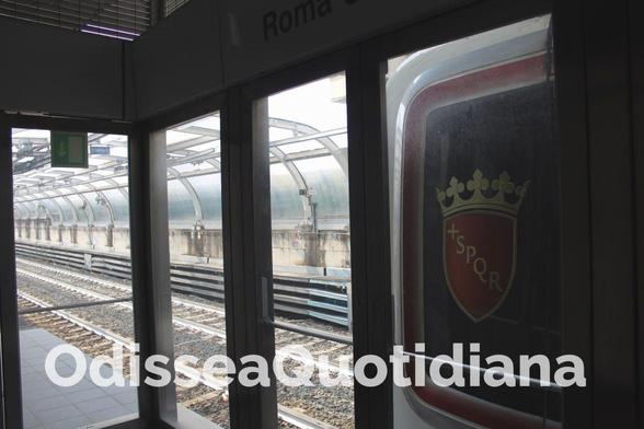 🚇 Metro C di Roma: da settembre corse ogni 5 minuti nella tratta centrale?

Con la conclusione dei collaudi della tratta San Giovanni–Colosseo e la prevista consegna ad Atac, si avvicina l’avvio del pre-esercizio sotto la supervisione di ANSFISA. Questo passaggio rappresenta una fase delicata, ma anche l’occasione per rivedere l’organizzazione del servizio.

Secondo una nostra analisi, l’attuale modello con 10 treni non è sostenibile, anche a causa delle revisioni in corso. Per questo proponiamo un esercizio a “doppio anello”, che consenta:

6 corse/ora tra Pantano e Colosseo (frequenza ogni 10 minuti)

6 corse/ora tra Malatesta e Colosseo (frequenza ogni 10 minuti)

La sovrapposizione nella tratta Colosseo–Malatesta permetterebbe un passaggio ogni 5 minuti nella sezione più centrale della linea, dove la domanda è maggiore.

Il modello proposto prevede inoltre la rotazione armonizzata dei convogli, senza distinzioni tra treni dedicati alle tratte lunghe o limitate, favorendo così un miglior equilibrio chilometrico e una manutenzione più efficiente.

Si tratta di una soluzione tecnica che tiene conto della disponibilità effettiva della flotta, della domanda differenziata lungo la linea e dell’obiettivo di garantire un servizio regolare già dalla fase di pre-esercizio.

📎 Analisi completa: