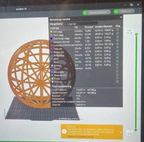 En förhandsgranskning av en digital 3d-modell som en ihålig boll av band som man ser den i programmet Bambu Studio och en lång lista med beräkningar om vad som ska ta olika lång att printa.